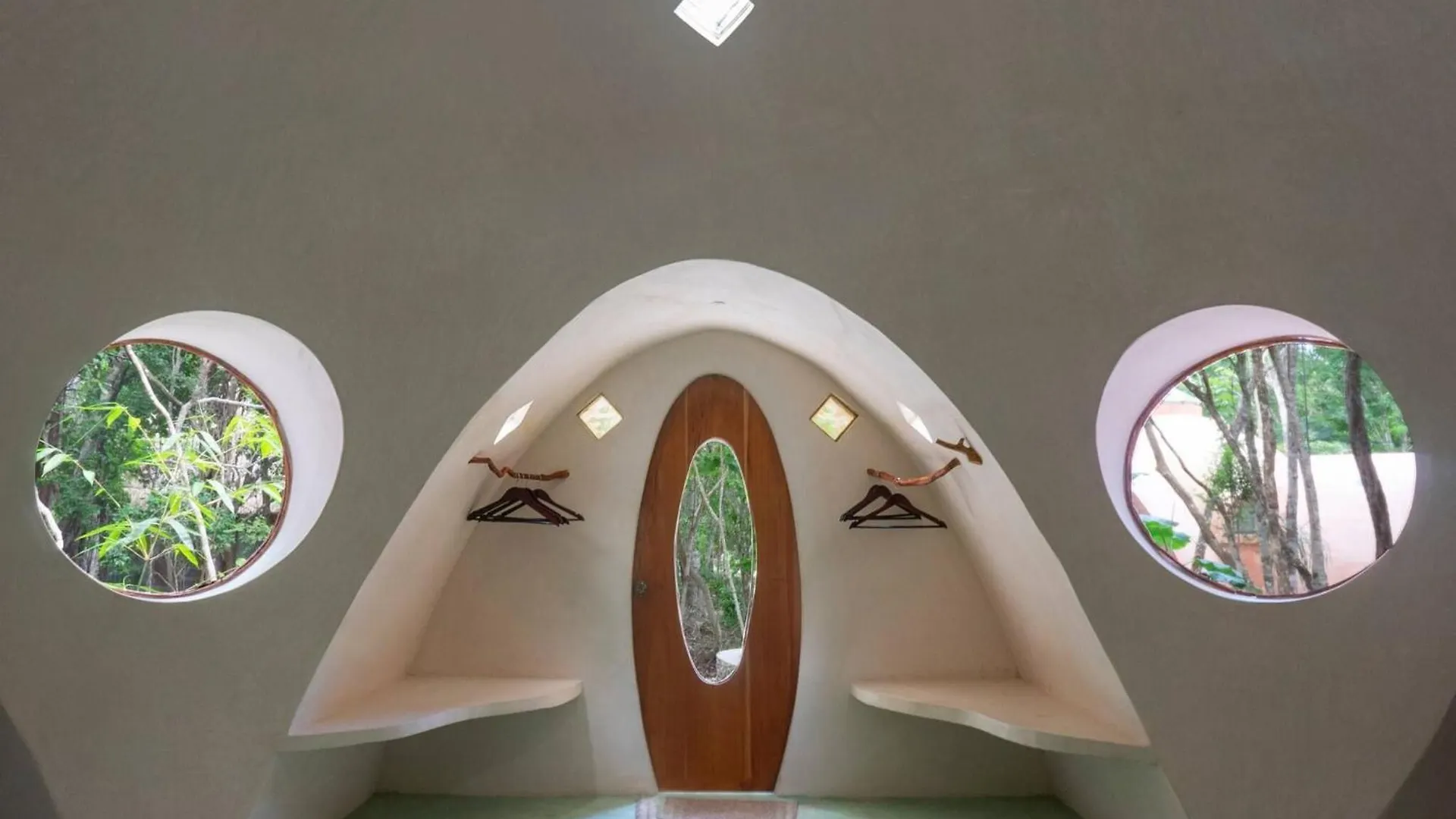 Unique Jungle Dome 2 Queen Beds تولوم